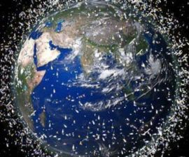 El problema de la basura espacial no sólo afecta a las compañías que operan satélites en órbita terrestre también tiene repercusiones para la mayoría de la población del planeta.