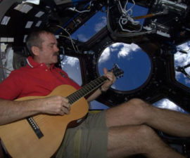 El astronauta Chris Hadfield desea optimismo mundial en el vídeo de Año Nuevo -