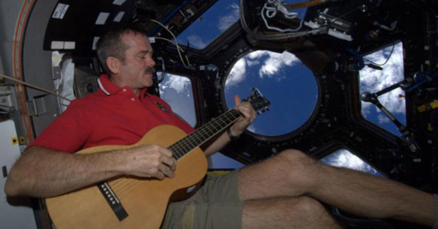 El astronauta Chris Hadfield desea optimismo mundial en el vídeo de Año Nuevo -