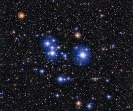 Estrellas Azules Brillan en el Espectacular Cluster de Estrellas del Espacio Profundo -