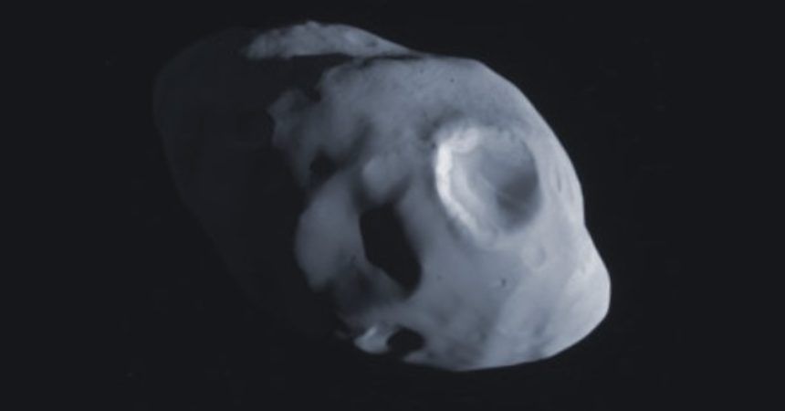 La nave espacial Cassini de la NASA, actualmente en órbita alrededor de Saturno, ha capturado la mejor foto de la pequeña y cráter de la luna Pandora