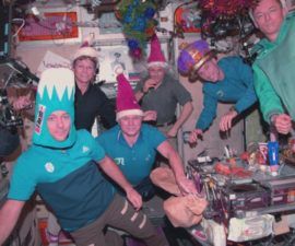Seis tripulantes a bordo del laboratorio de orbitación celebraron el inicio de 2017 después de terminar sus últimos días de trabajo en 2016.