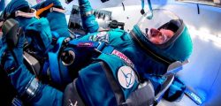 Into the Blue: Traje espacial Boeing Starliner y ropa de astronauta azul del pasado