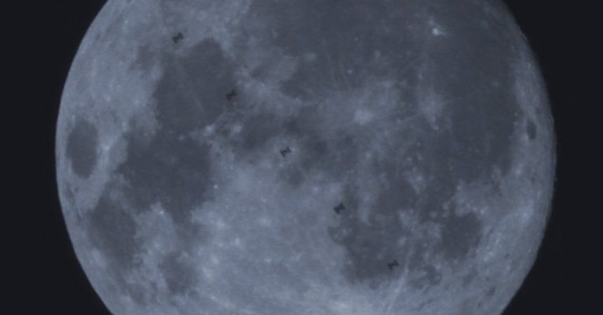 La Estación Espacial cruza la cara de la Luna en una impresionante foto -