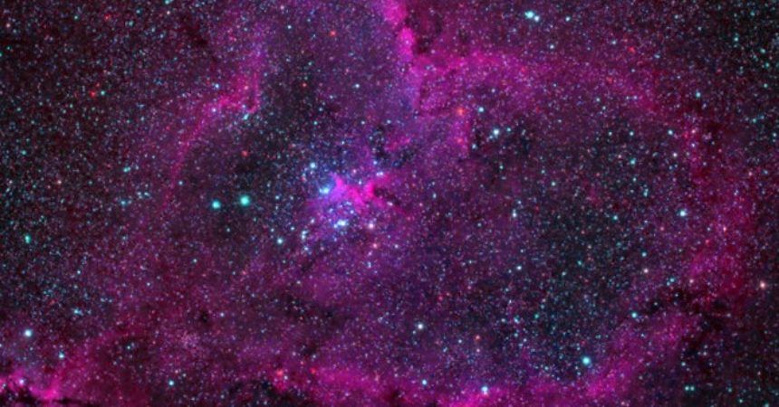 La Nebulosa del Corazón con Espectáculo Estelar Brilla en Rojo en una Preciosa Foto de Espacio Profundo -