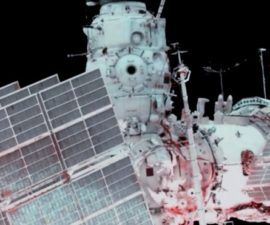 Cosmonauta rompe récord de la ruta espacial rusa durante reparación de antena de estación espacial -