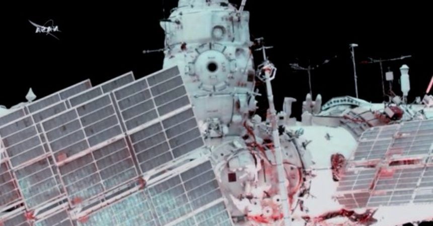 Cosmonauta rompe récord de la ruta espacial rusa durante reparación de antena de estación espacial -