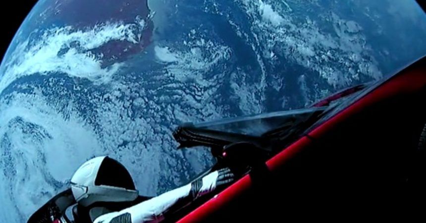 Un coche en el espacio profundo: Tesla Roadster de Elon Musk deja la Tierra con "Huevos de Pascua" -