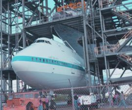 El transbordador espacial Discovery montado en la cima del Jumbo Jet para viajar a Smithsonian -