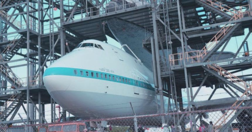 El transbordador espacial Discovery montado en la cima del Jumbo Jet para viajar a Smithsonian -