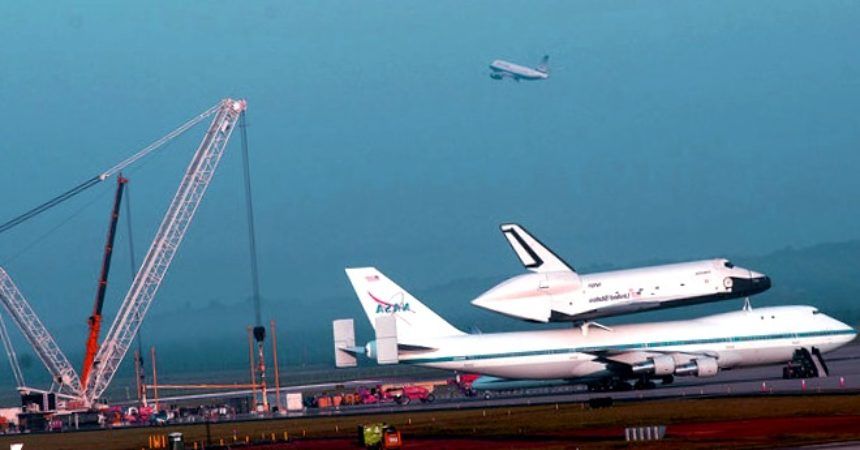 NYC-Bound Space Shuttle Prototype Enterprise se reúne con Carrier Aircraft -