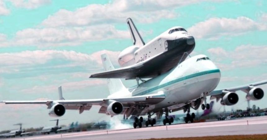 El transbordador espacial Enterprise aterriza en la ciudad de Nueva York para exhibición en museos -