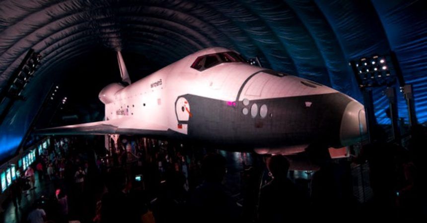 El transbordador espacial Enterprise sorprende a los neoyorquinos en el Museo Intrepid