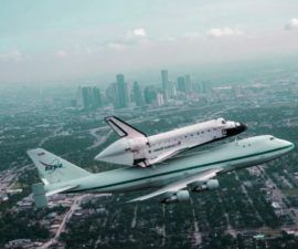 El transbordador espacial de la NASA Endeavour dejó hoy Houston rumbo al Golden State (20 de septiembre) en la segunda etapa de su viaje a Los Ángeles