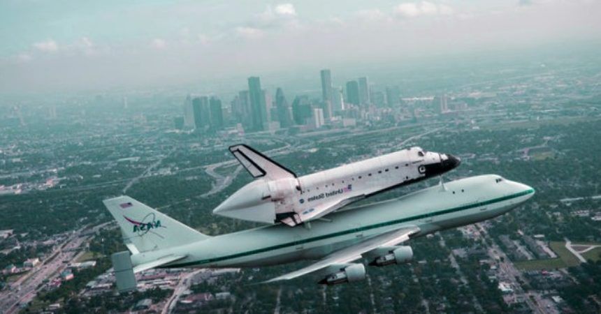 El transbordador espacial de la NASA Endeavour dejó hoy Houston rumbo al Golden State (20 de septiembre) en la segunda etapa de su viaje a Los Ángeles