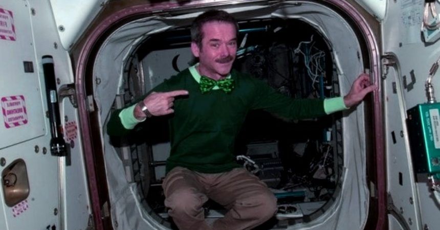 Hadfield, un astronauta de la Agencia Espacial Canadiense, está celebrando la fiesta irlandesa en órbita - nuevos planetas