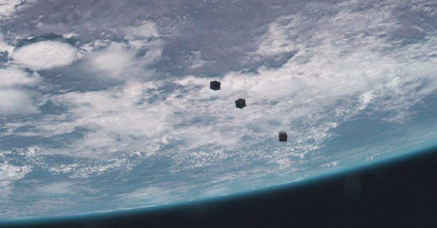 Astronautas de la Estación Espacial disparan en el impresionante "Cubesat Cannon" -
