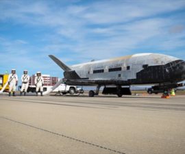 El avión espacial X-37B de la Fuerza Aérea aterriza en Florida después de una misión secreta que rompe récords -