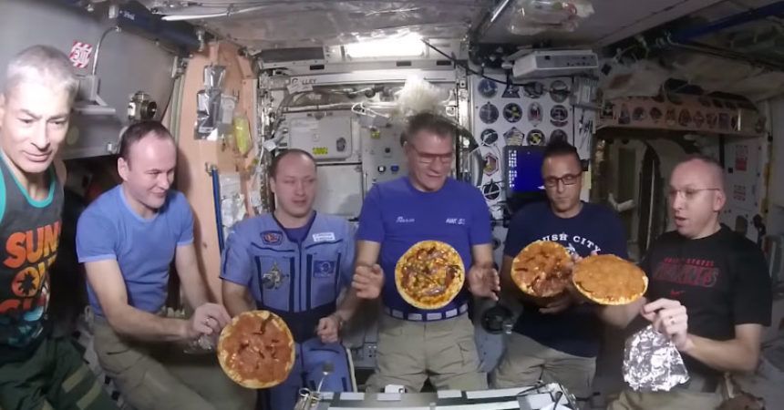 Acción de gracias en el espacio: Cómo cocinar una cena de Turquía con cero G