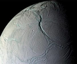Los científicos están a punto de obtener su mejor mirada en el océano que brilla bajo la superficie de la helada luna de Saturno Encélado.