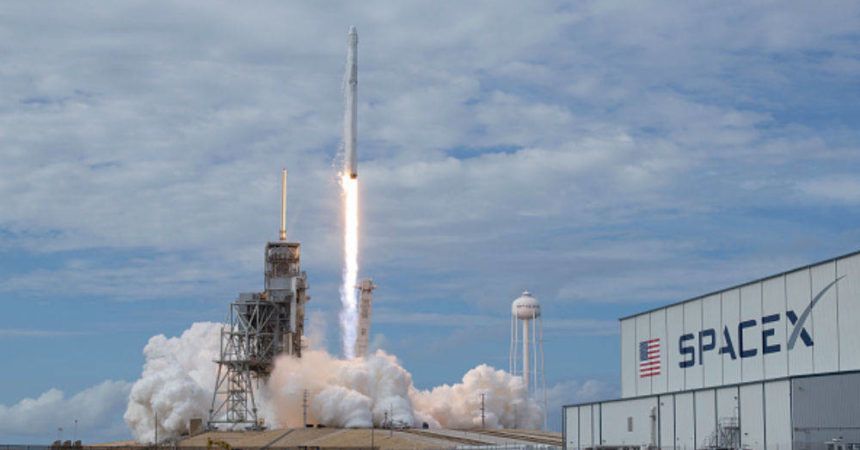 La compañía espacial privada SpaceX lanzó con éxito 10 satélites de comunicaciones a órbita terrestre baja en la actualidad (9 de octubre) y aterrizó el cohete Falcon 9 gastado en un barco teledirigido en el Océano Pacífico