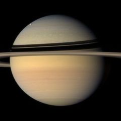 Enorme Anillo Nuevo Hallado Distante Orbitando a Saturno
